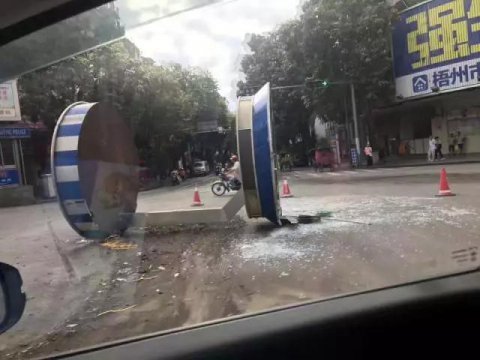 交通崗?fù)ぁ皺M躺”馬路上，究竟怎么回事？